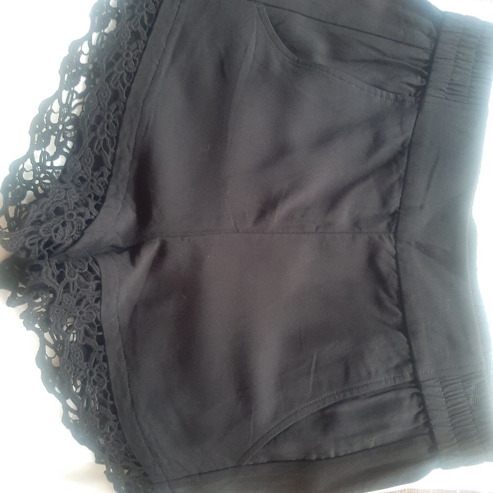 Express Shorts - Picture 3 of 3